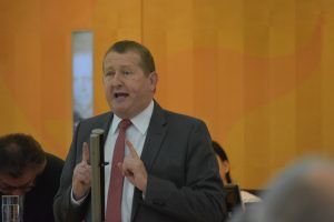 Günter Rudolph am Rednerpult des Landtages