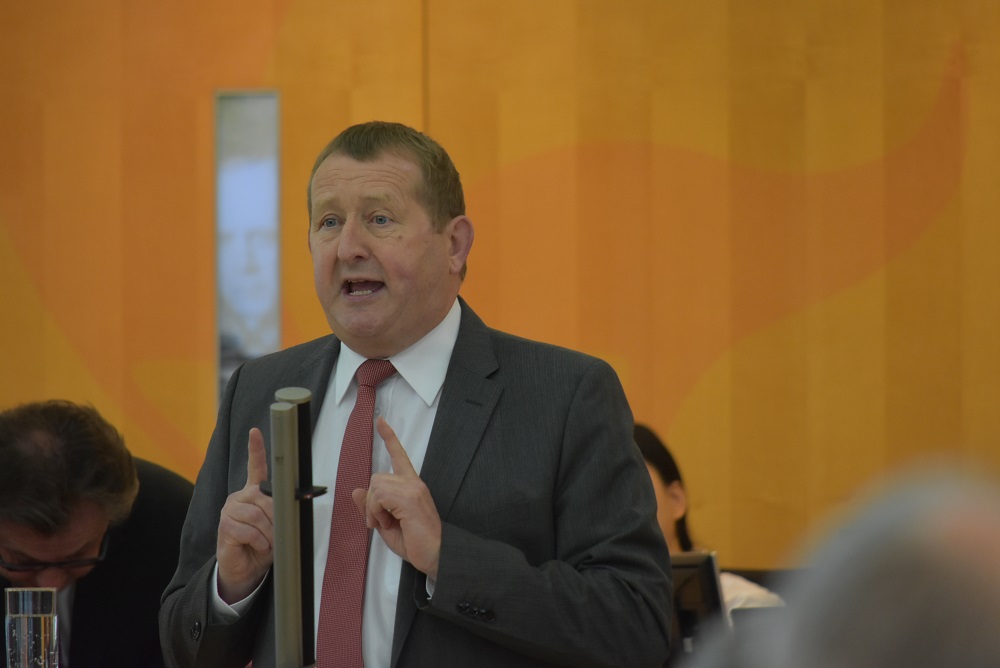 Günter Rudolph am Rednerpult des Landtages